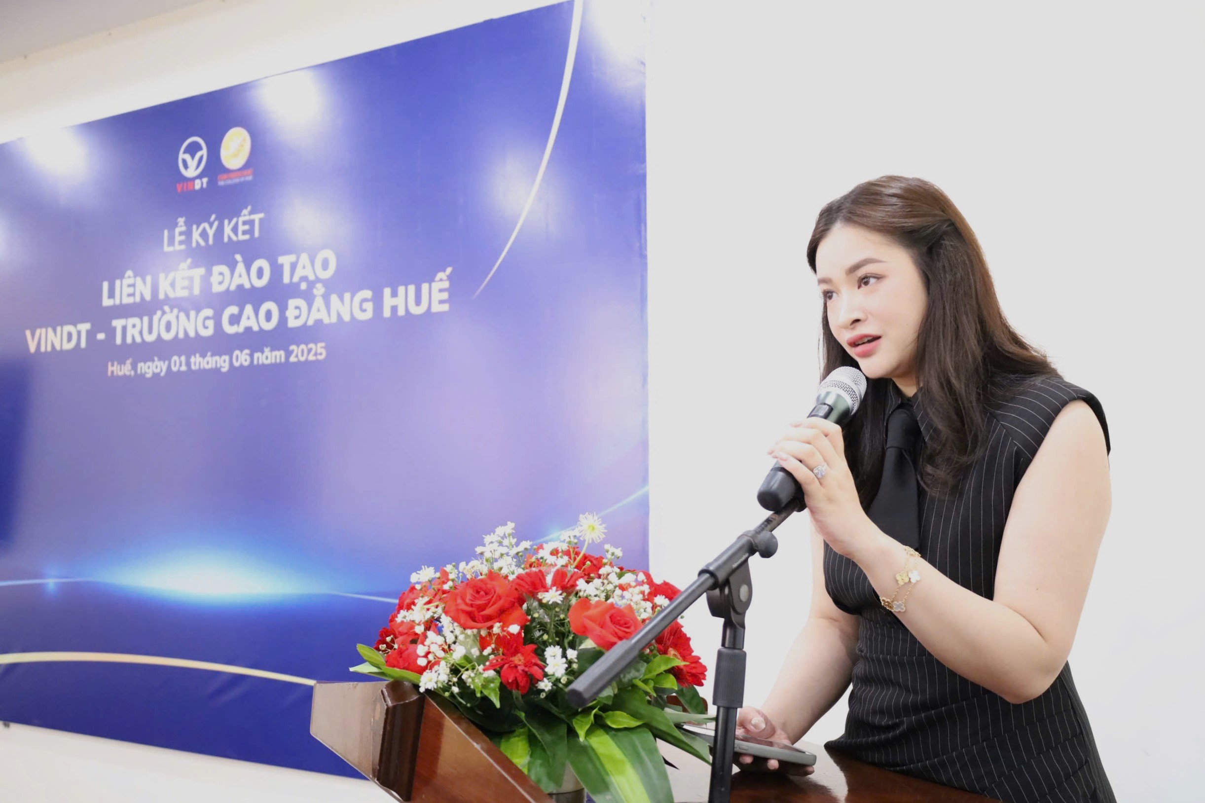 Đại diện Trường Cao đẳng Huế và VinDT ký kết hợp tác triển khai chương trình đào tạo lái xe hạng B bằng xe điện hiện đại.